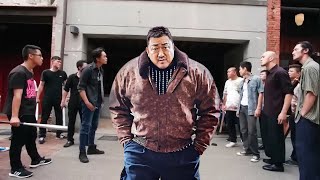 Uncle stumbled into a gang fight, only to reveal he's the hidden bos