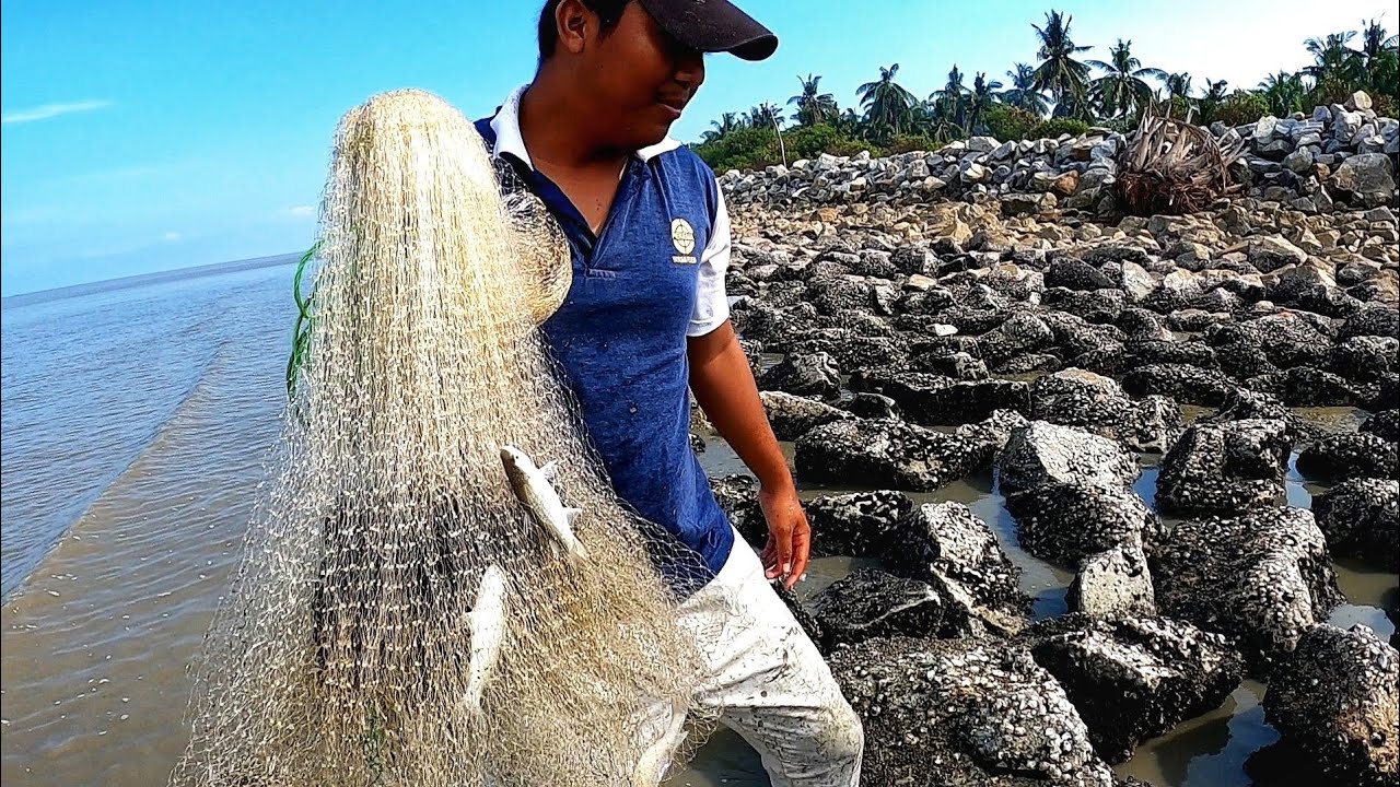 Menjala Ikan DiLAUT KETIKA AIR PASANG DAPAT BANYAK IKAN 