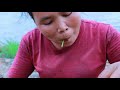 survival in the rainforest-women found 5 chicken with water spinach -Eating delicious HD