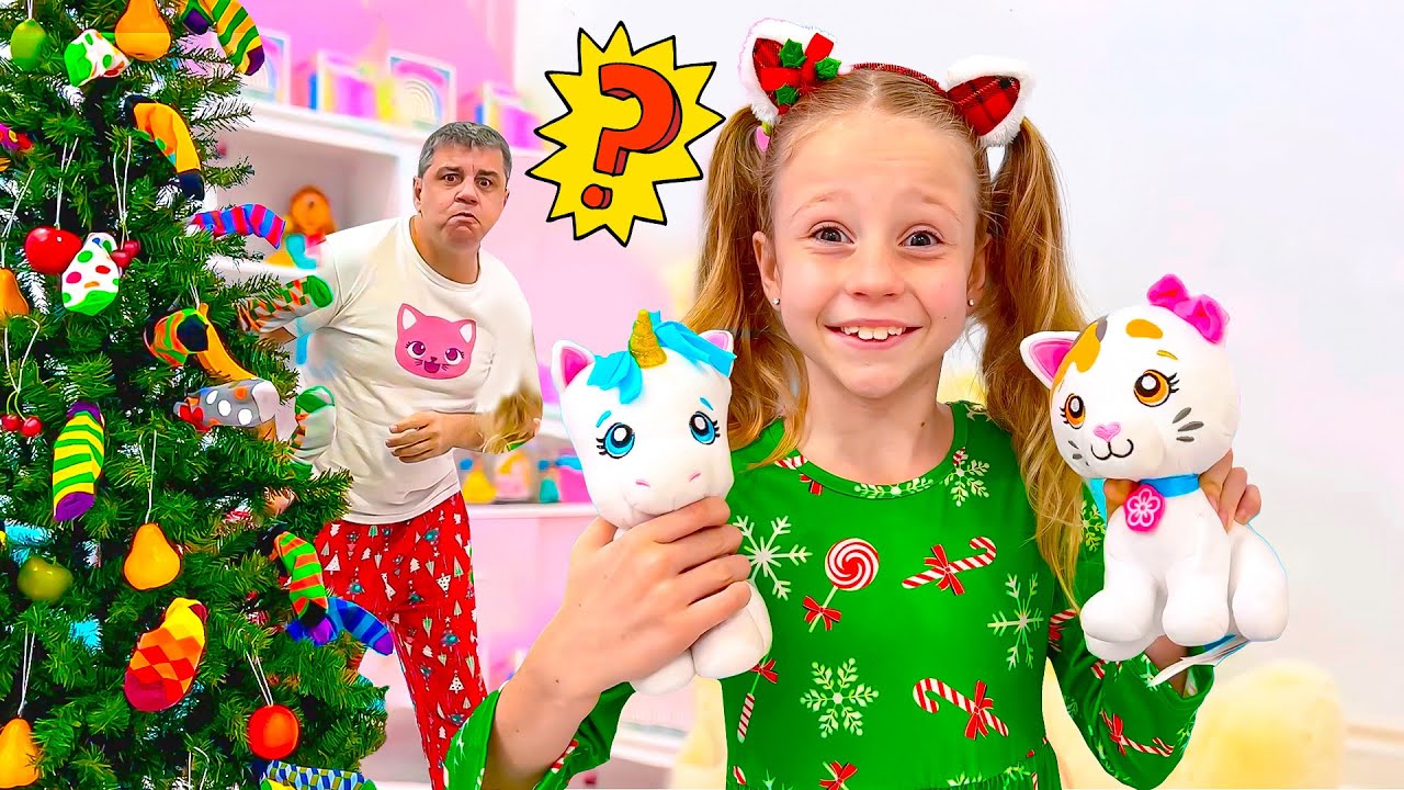 Nastya Noel ağacını oyuncaklar ve tatlılarla süslüyor - Çocuk Video Dizisi