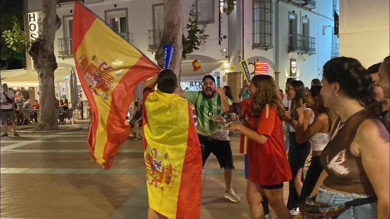 Celebración en directo de la afición española tras su victoria ante la selección inglesa