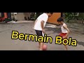 Bermain Bola dengan Bocil