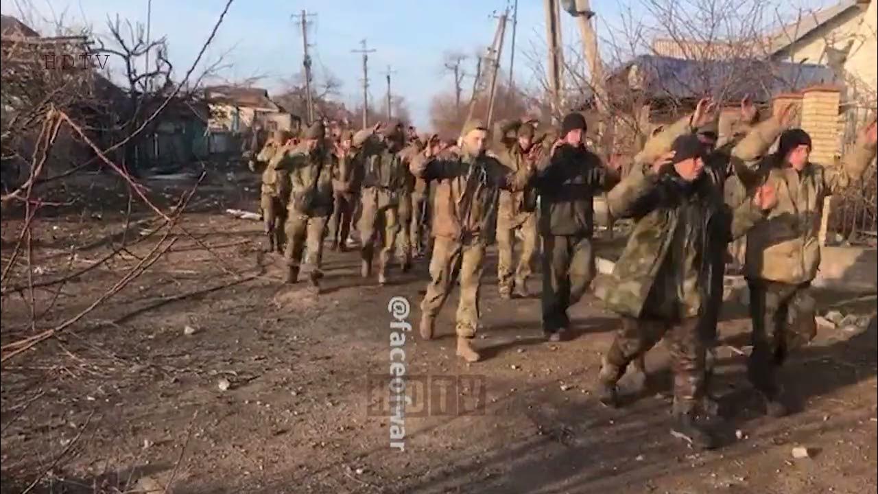 Взвод сдался в плен. Пленные украинские морпехи. Пленные украинские военные Мариуполь. Пленные морпехи в Мариуполе.