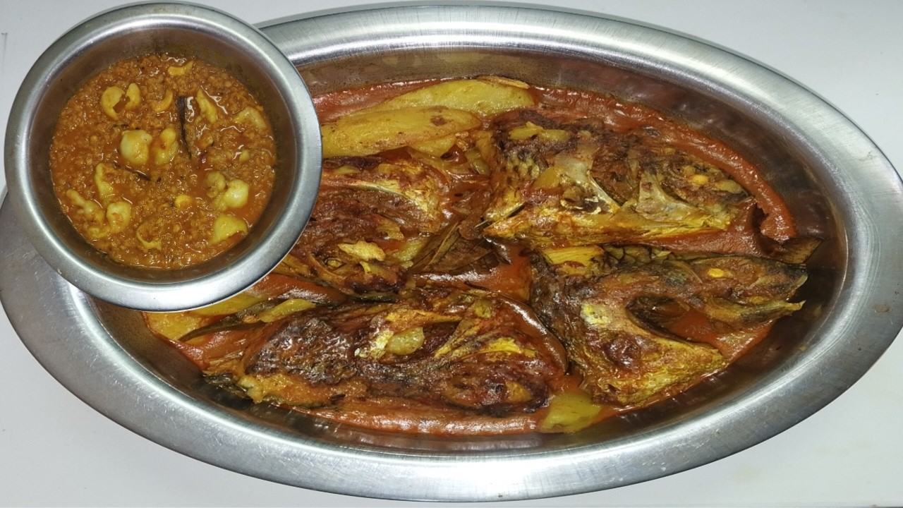 আজকের দুপুরের মেনু আলু দিয়ে তেলাপিয়া মাছের ঝোল আর চর্বি ডাল।। Bengali Launch Thali।।