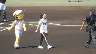 阪神タイガース2019/足立佳奈さんの始球式が豪快すぎてビックリ（2019.05.05)