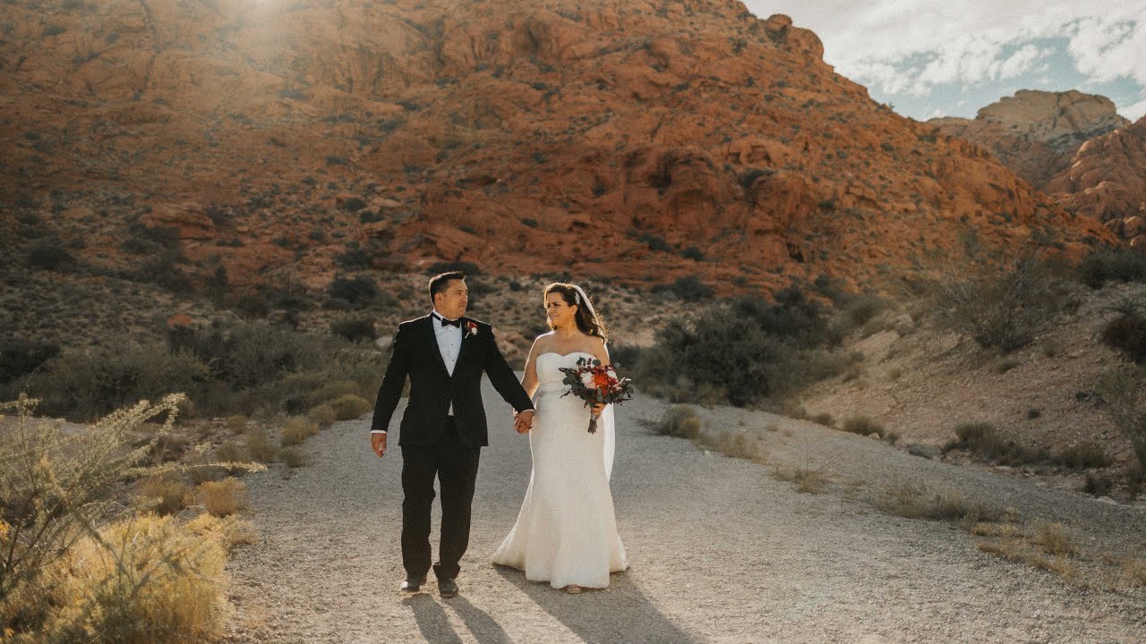 Little White Chapel Elopement and a Sunset in the Las Vegas Desert