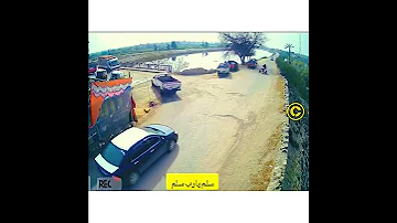 موقع البحيرة فيديو سقوط سيارة نقل محملة بالبرتقال بمياه ترعة على طريق النوبارية أعلى كوبري عمارة 
