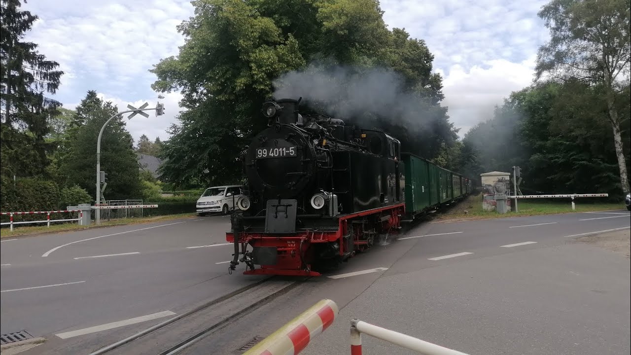 Bahnübergang Binz mit dem Rasenden Roland mit langer Schließzeit