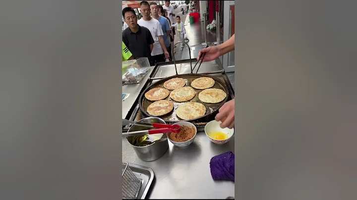 The process of making egg - filled pancakes and making money from selling them