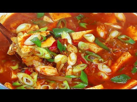 참치 김치찌개 끓이기, 익은 김치와 참치캔을 사용하여 감칠맛 나게 김치찌개 끓이는 법