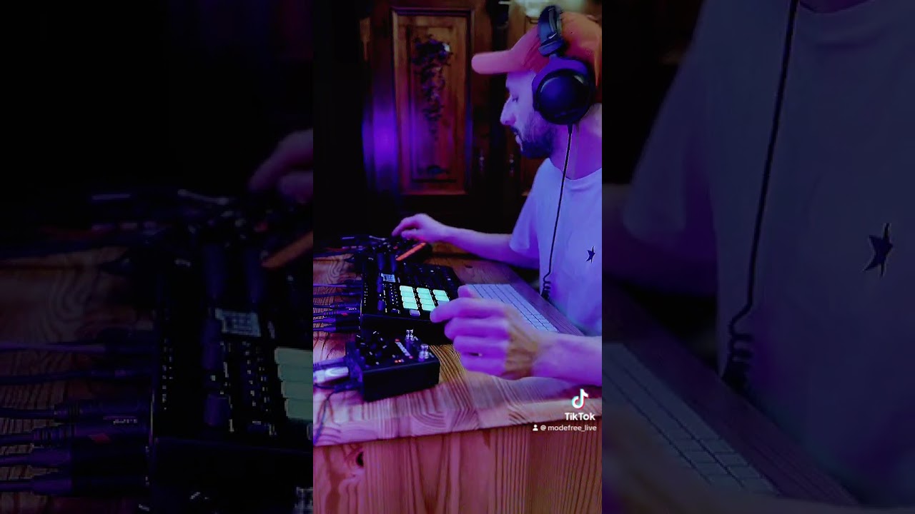 Analog bassline building 