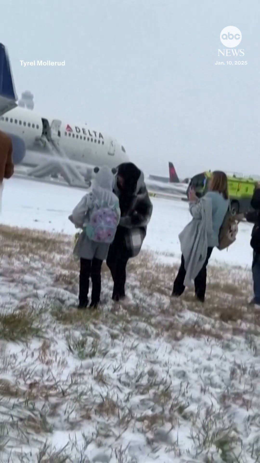 Passengers evacuate after Delta flight aborts takeoff