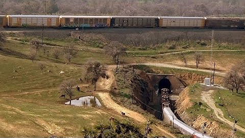 BNSF 3-locomotive auto rake completes full circle at Tehachapi Loop spiral (5-clip combo)