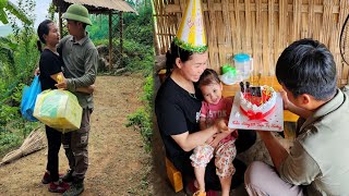 Huong was very touched when she saw Hung bring a cake to wish Huong a happy birthday.