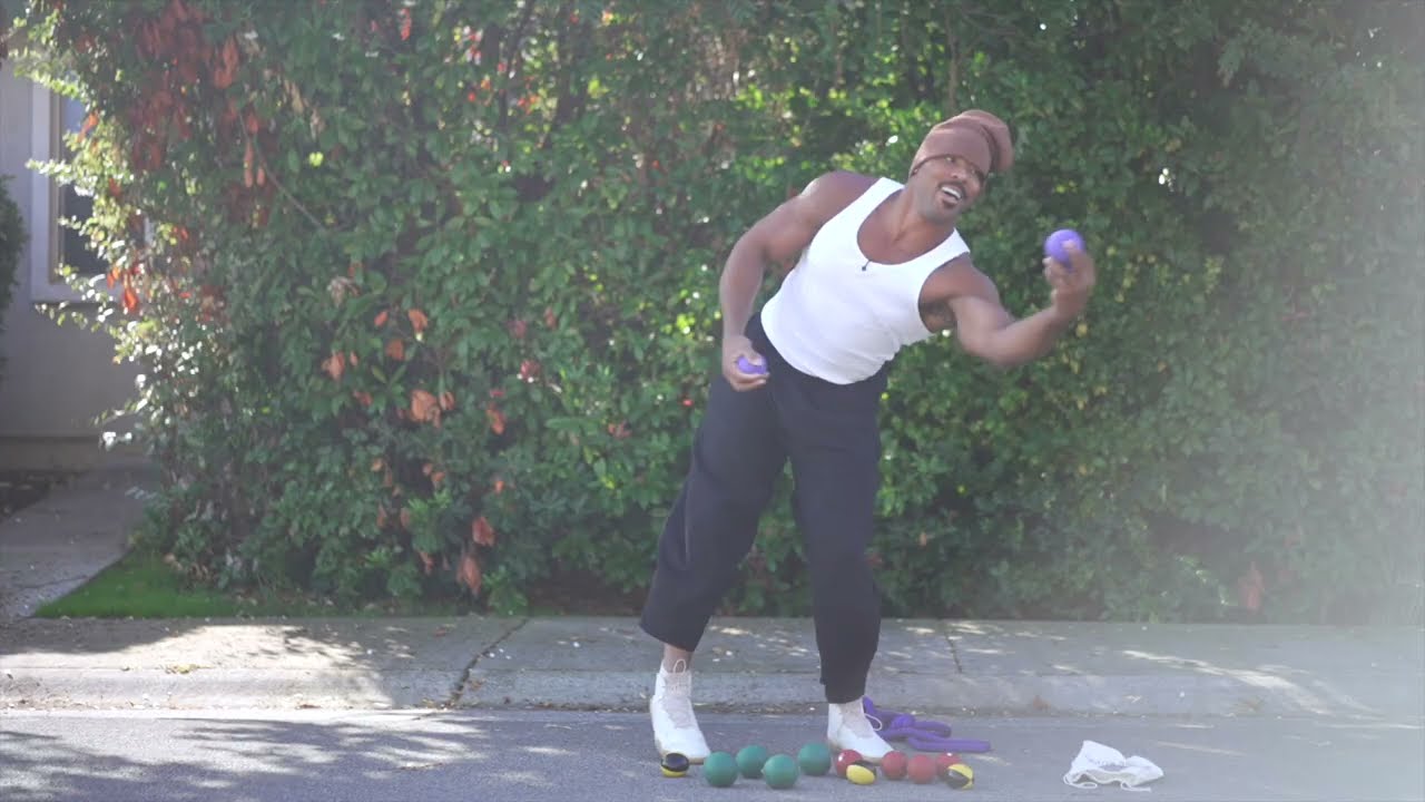 Хотите научиться жонглировать...мячами?