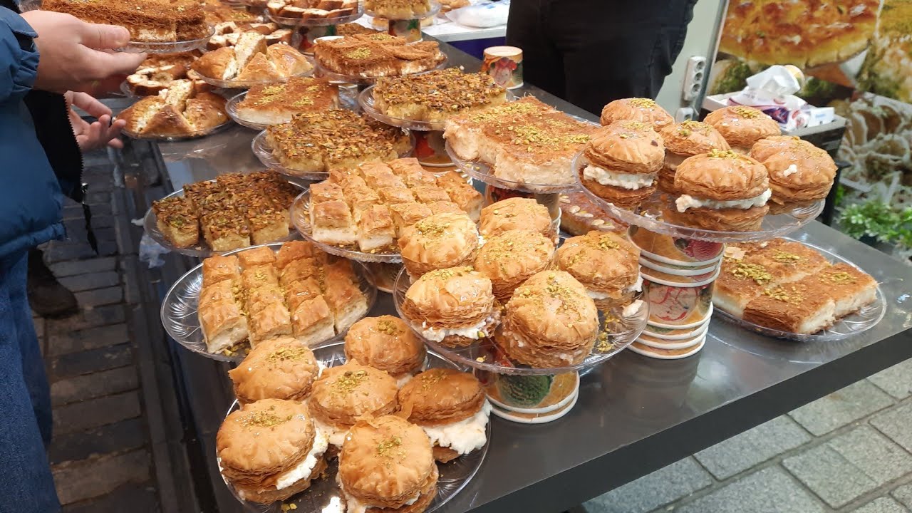 اجواء رمضانيه فى اسطنبول 🇹🇷 منطقه الفاتح 🇹🇷 استقبال شهر رمضان وتزيين الشوارع ❤️