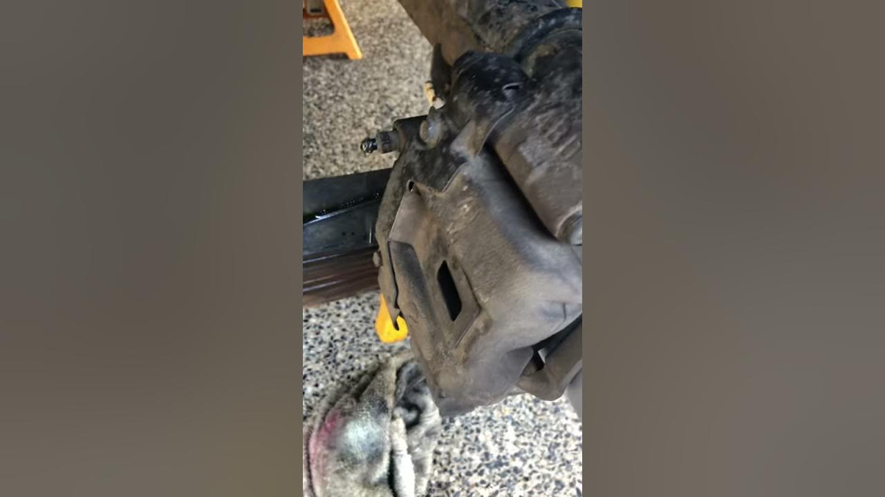 79 series Twin cab Landcruiser Bleeding brakes for dummies Part 1 YouTube