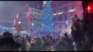 Marseille : sur le Vieux Port, les Algériens fêtent la Coupe arabe remportée contre la Tunisie