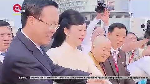 Chủ tịch nước và Phu nhân cùng các kiều bào dâng hương, thả cá tại Bến Nhà Rồng