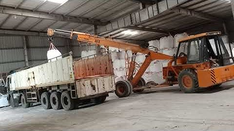 1 ton jumbo bag loading in truck by hydra