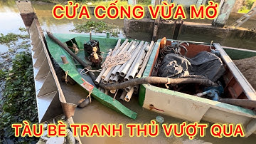 Cống Cái Quanh vừa mở cửa, tàu bè tranh thủ vượt qua trông rất hấp dẫn.