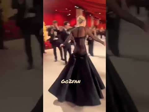 ردت فعل ليدي جاجا بعد سقوط أحد المصورين على سجادة الحمراء بحفل الأوسكار