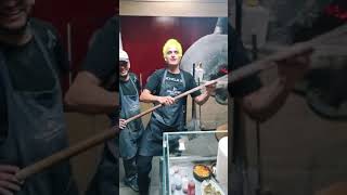 Webiwabo Consigue Trabajo En Una Pizzería