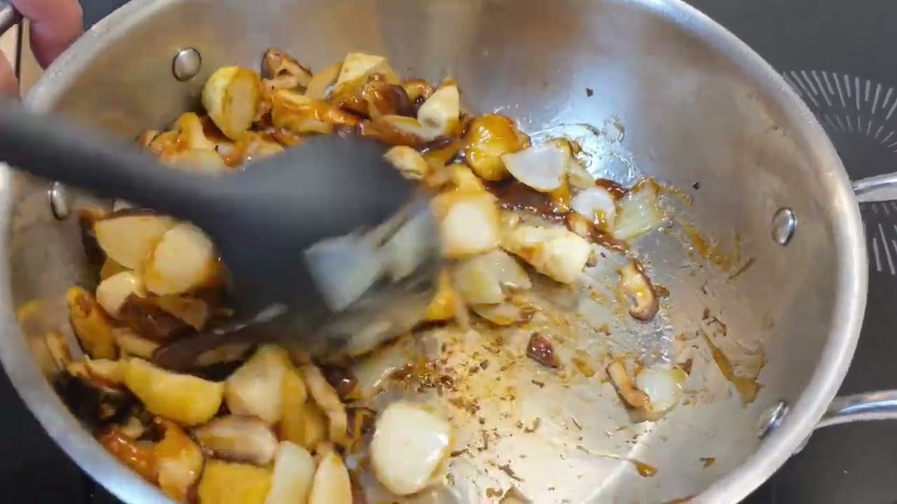 Stir-fry vegetables with dried mushrooms 