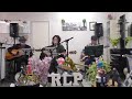 バスが坂道を下りてくる play by リッチ・ロト・プア
