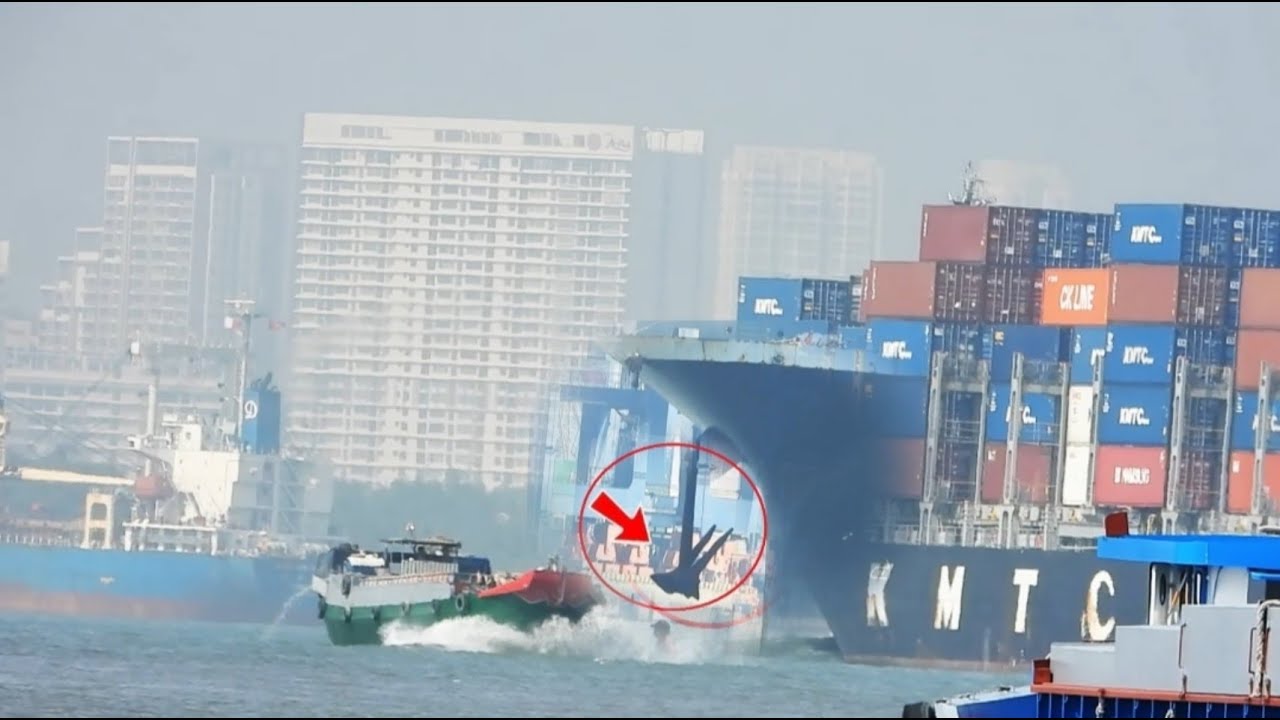 The Giant Ship Docked Suddenly Dropped Anchor, The Wooden Boat Speeded