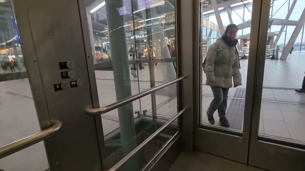 (LOUD BRAKES) A Kone Traction elevator @ Utrecht Central station, Platform 11 & 12 (Netherlands 🇳🇱)