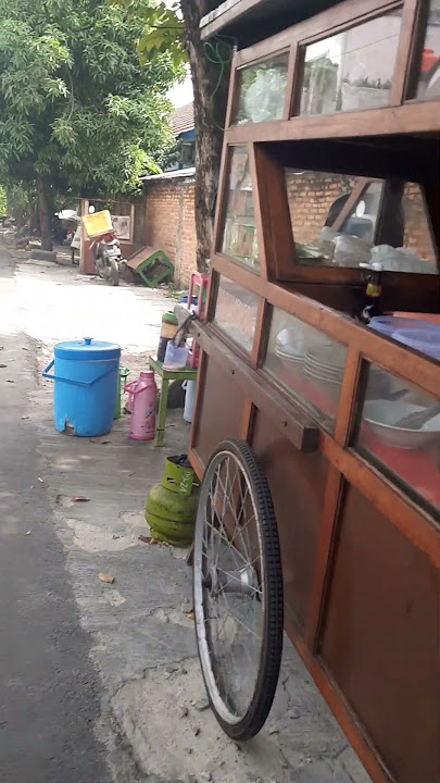 soto Lamongan enak ....murmer...pinggir jalan dan dpr artinya dibawah pohon rindang