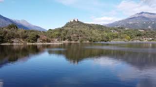 Lago Pistono e panorama del castello di Montalto Dora