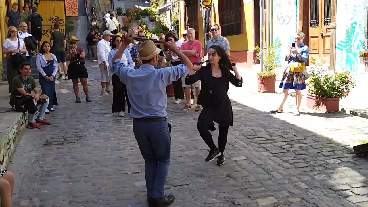 Традиционный чилийский народный танец. Вальпараисо, Чили