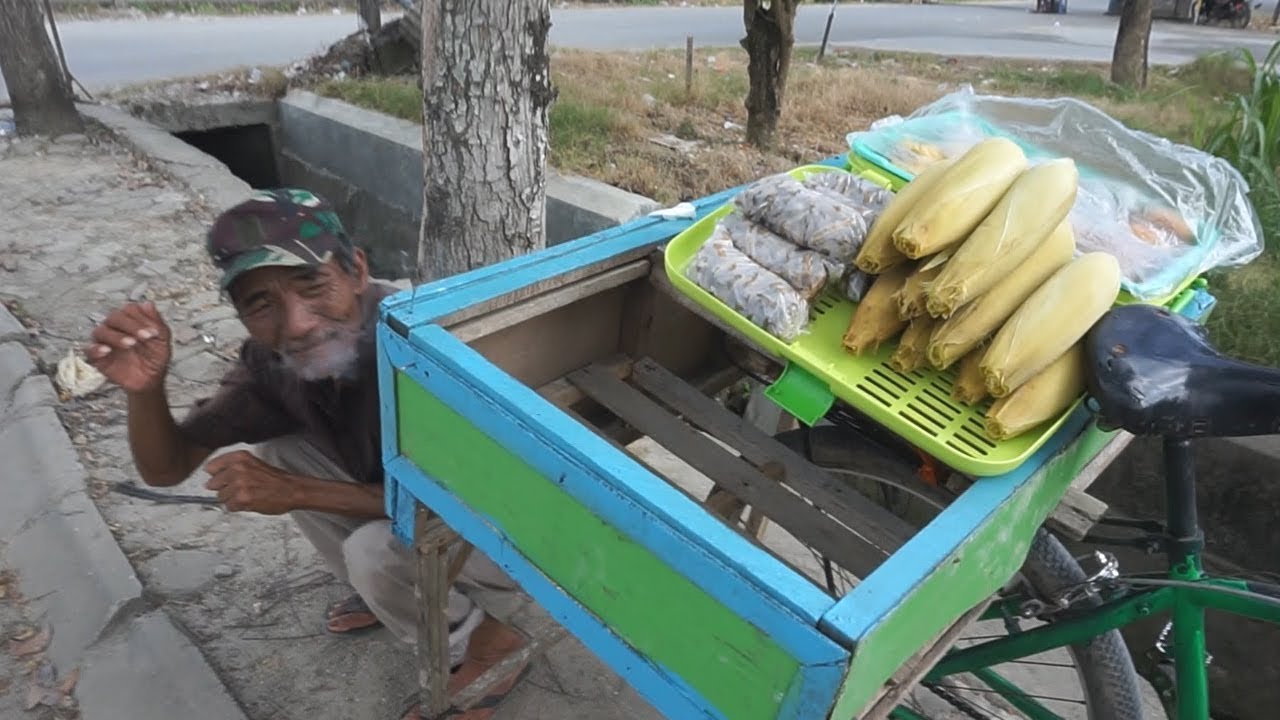 BAPAK PENJUAL JAGUNG REBUS DAN ANEKA KUE INDONESIAN 