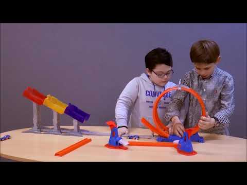 სათამაშოების ექსპერტები თამაშობენ Hot Wheels-ის გრანდიოზულ ტრასაზე