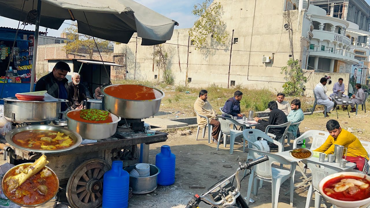 DESI BREAKFAST CULTURE IN STREET FOOD PAKISTAN - NALI BONG PAYE & CHNAY | AUTHENTIC ROADSIDE NASHTA