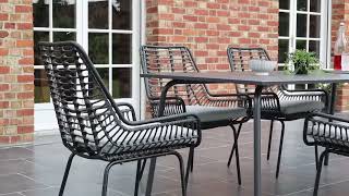KENTON - Table de jardin en métal et 6 chaises avec accoudoirs en résine tressée