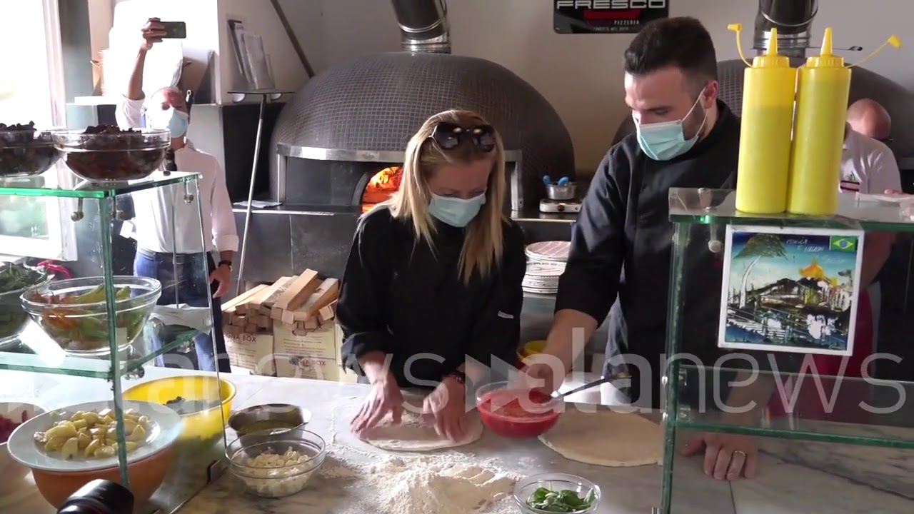 Napoli, Giorgia Meloni fa una pizza napoletana