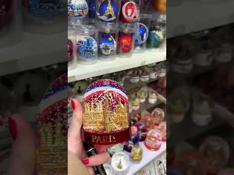 Где можно купить сувениры в Париже?