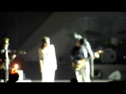 -M- - La fleur (Concert à Bercy 17/12/2010) feat. Charlotte Kemp Muhl & Sean Lennon