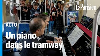 Deux musiciens installent leur piano dans un tramway pour un concert de musique classique