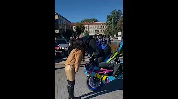 شاب يقبل فتاة و هو يقود الدراجة 