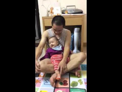 Be cười vui sau bữa ăn dặm đầu tiên - bột hipp banana peach