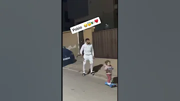 يوسف بلايلي يعلب البالو مع اولاده 
