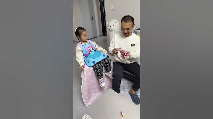 给爸爸变个魔术，闺女是怎么做到呢！#funny#萌娃#寶爸帶娃#cute