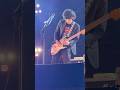 作詞作曲のループ　いつも4人のスタジオは窮屈　飛んだマーシャルのヒューズ　飛べない足にコンバースシューズ　信じられないニュース　広告ばっかのYouTube　でもヘッドフォンの中は宇宙