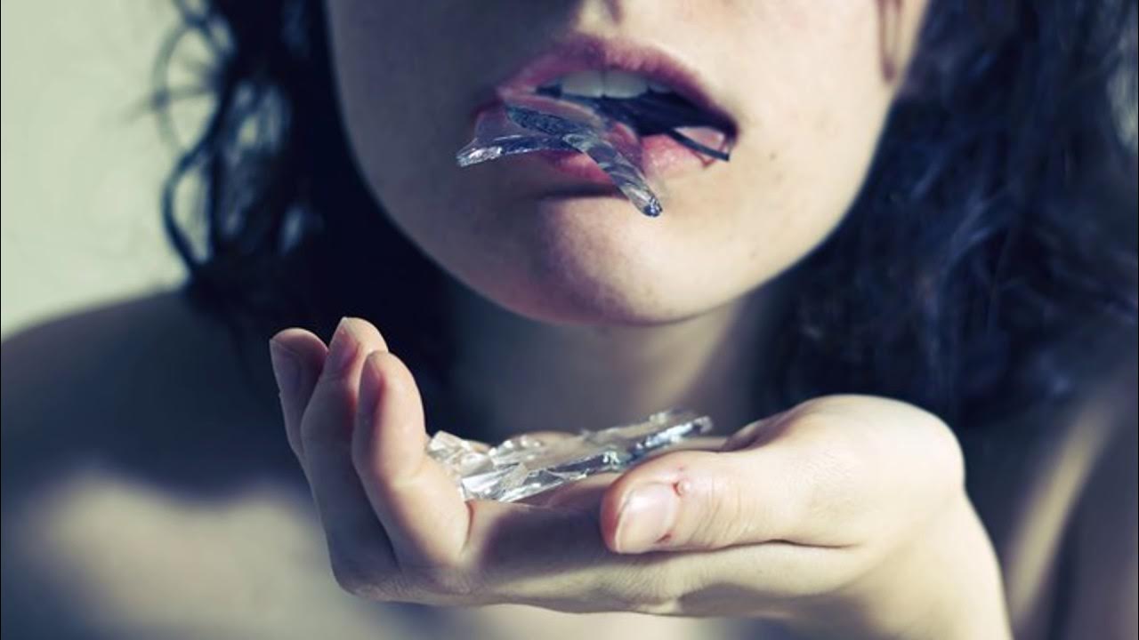 Разбитая стеклянная посуда. Порезаться во сне стеклом. Стекло разбилось сонник. Порезаться во сне стеклом. Порезаться во сне стеклом.