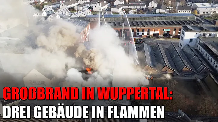 Grobrand in Wuppertal - Feuer greift auf drei Gebude ber - NINA-Warnung | 12.12.2022