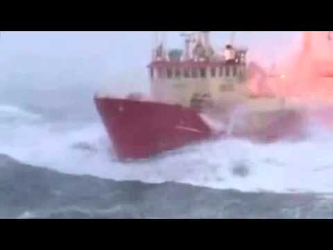 ნავი წინაშე დგას უზარმაზარი ტალღების ოკეანეში, მაგრამ ეს სიმღერა